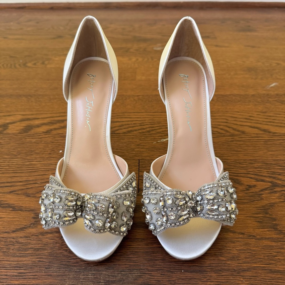 Betsey Johnson LANDN IVORY bridal heel - Women size 8 NWT, never worn SB-LANDN